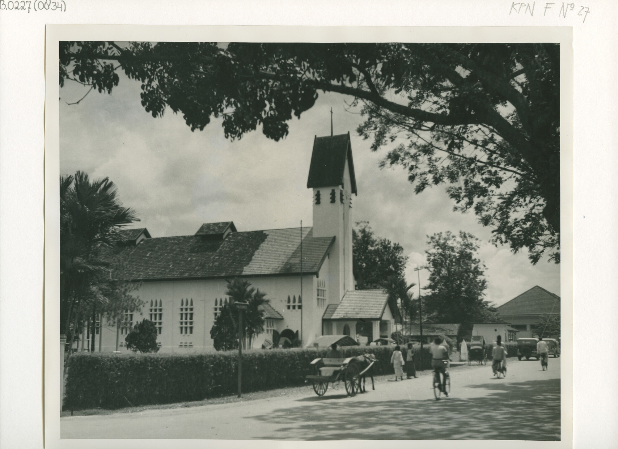 B.0227(0834); Straatgezicht: de Rooms-Katholieke kerk te Medan; foto