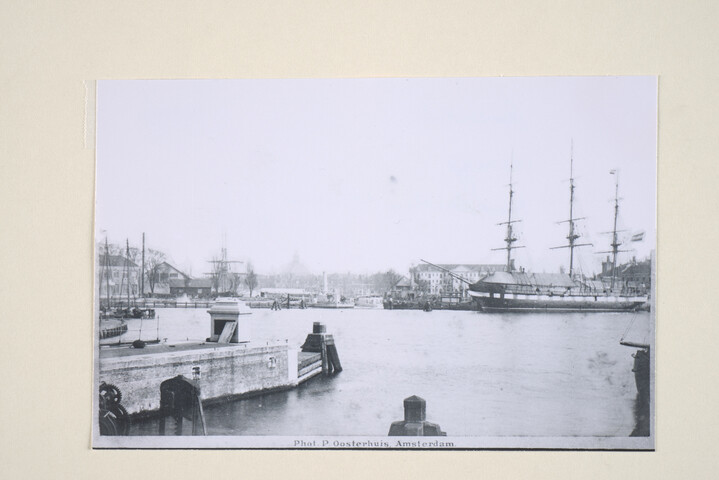 1994.6422; Het Marine Etablissement en het 's Lands Zeemagazijn gezien vanaf de Oosterdoksluis te Amsterdam; foto