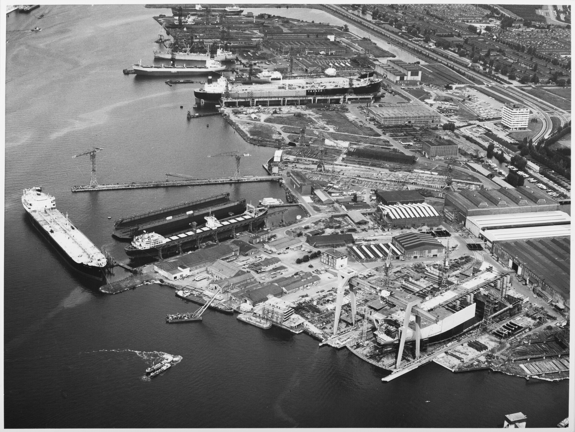 1996.4610; Luchtfoto van de NDSM werf in de zomer van 1972; luchtfoto