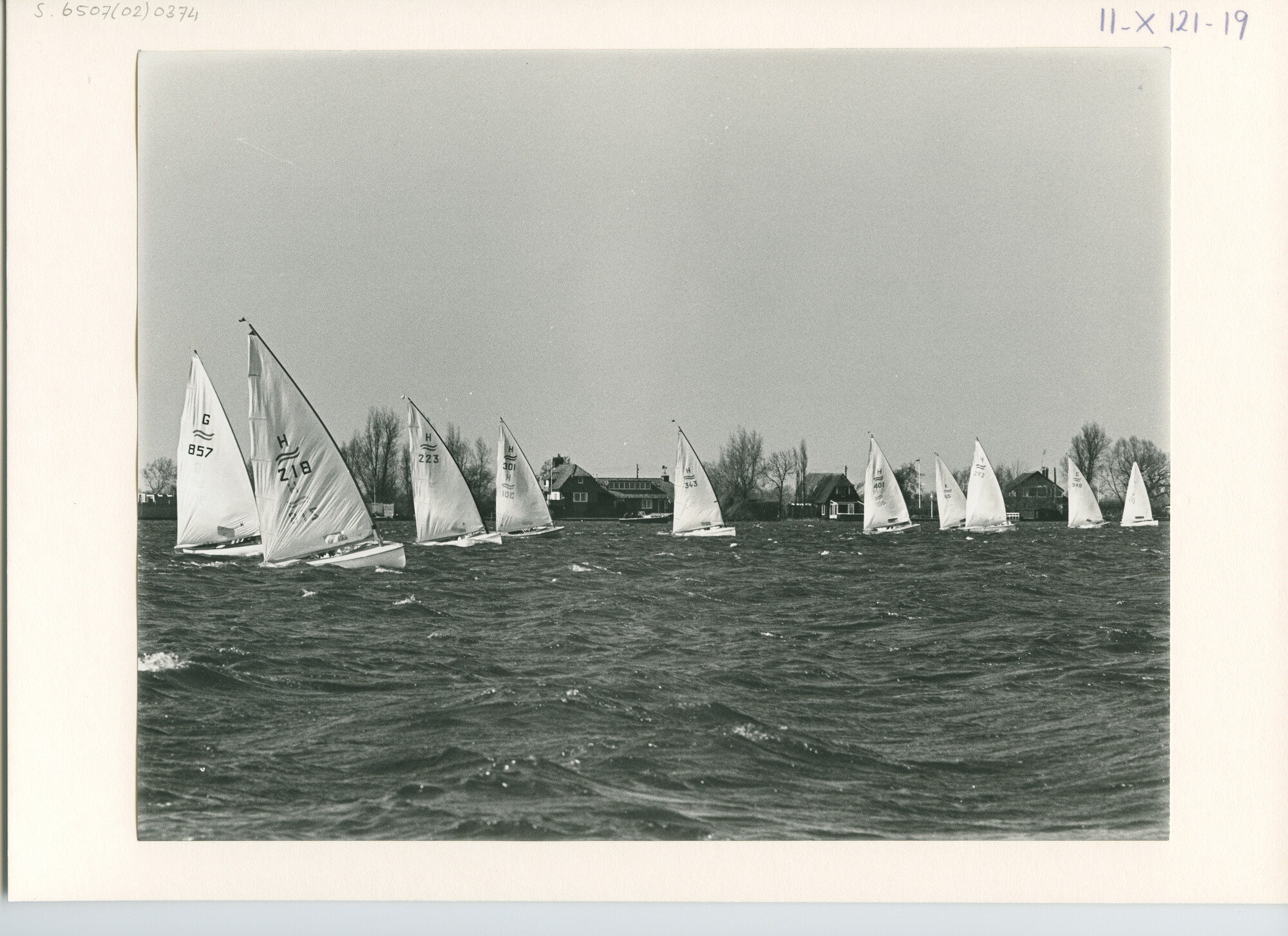 S.6507(02)0374.02; Zwart-wit foto van de Paas-ei een wedstrijd 1969 op de Loosdrechtse Plassen bij stijve bries; foto