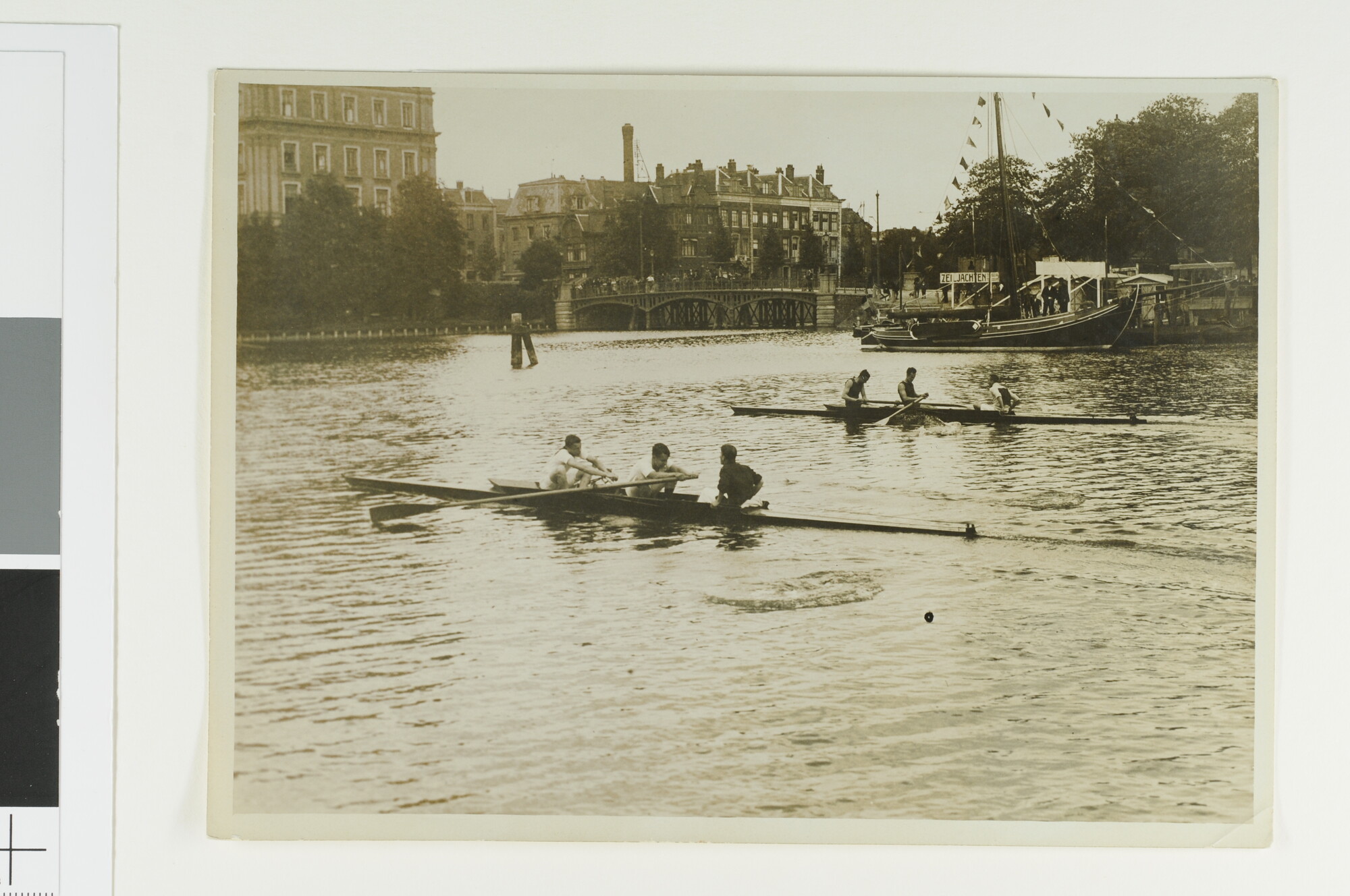 S.4447(21); Roeiwedstrijd van de Koninklijke Zeil- en Roei Vereeniging op de Amstel: twee tweeriemsboten in de buurt van het Amstelhotel; foto