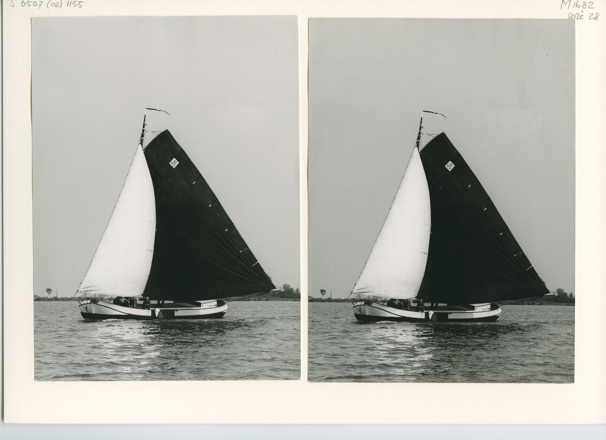 S.6507(02)1155.06; Zwart-wit foto van het skûtsjesilen op de Fluessen bij weinig wind.; foto