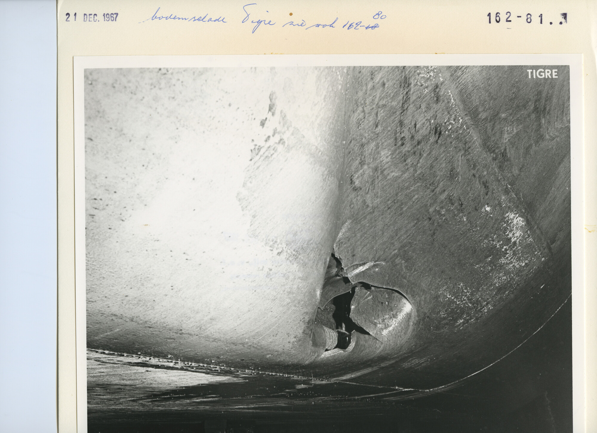 S.5444(4828)2; Foto van de aanvaringsschade aan de Tigre; foto