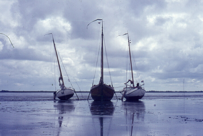 2014.0119; Dia van de Tuimelaar, de Houtrib en de Vrouwe Adriana droogliggend op het Friese Wad; kleurendia