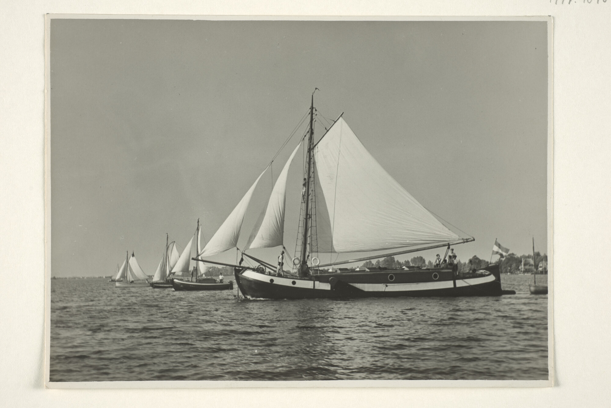 1997.1810; Zeilschepen op de Loosdrechtse Plassen: vlnr een zeilsloep, een Friese schouw, een Staverse jol en de tjalk "Bontekoe"; foto