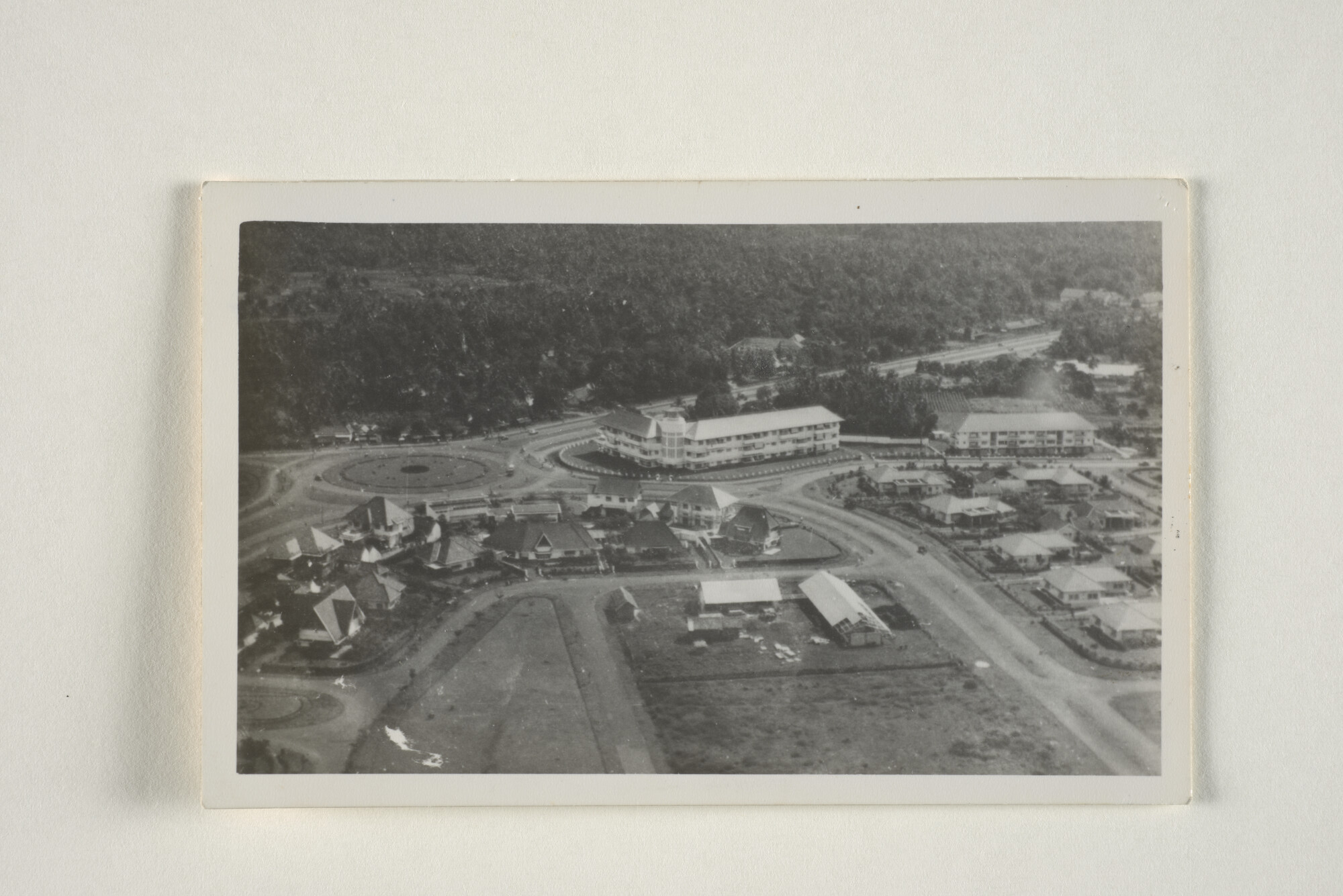 1994.5727; Luchtfoto van het flatgebouw Kebajoran van de KPM [...]; foto