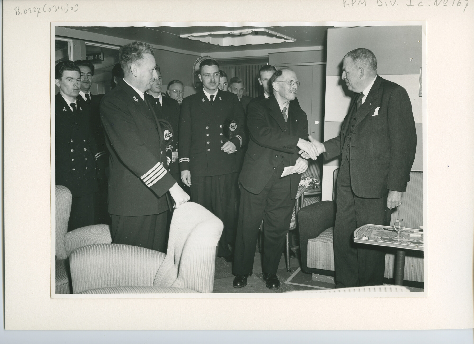 B.0227(0341)03; Foto van de overdracht van ms. 'Roggeveen'; foto