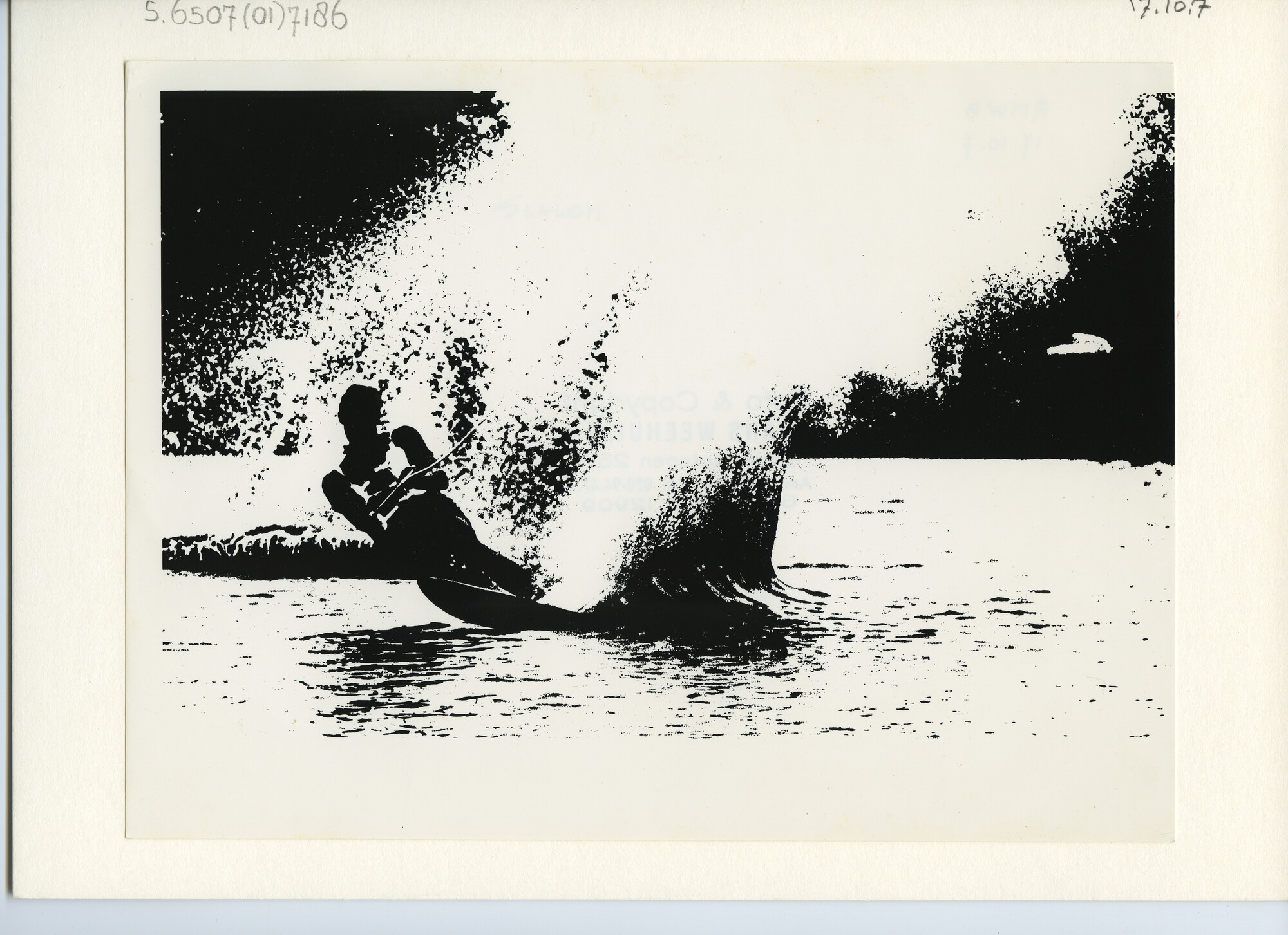 S.6507(01)7186; Foto van waterskiër tijdens slalom; foto
