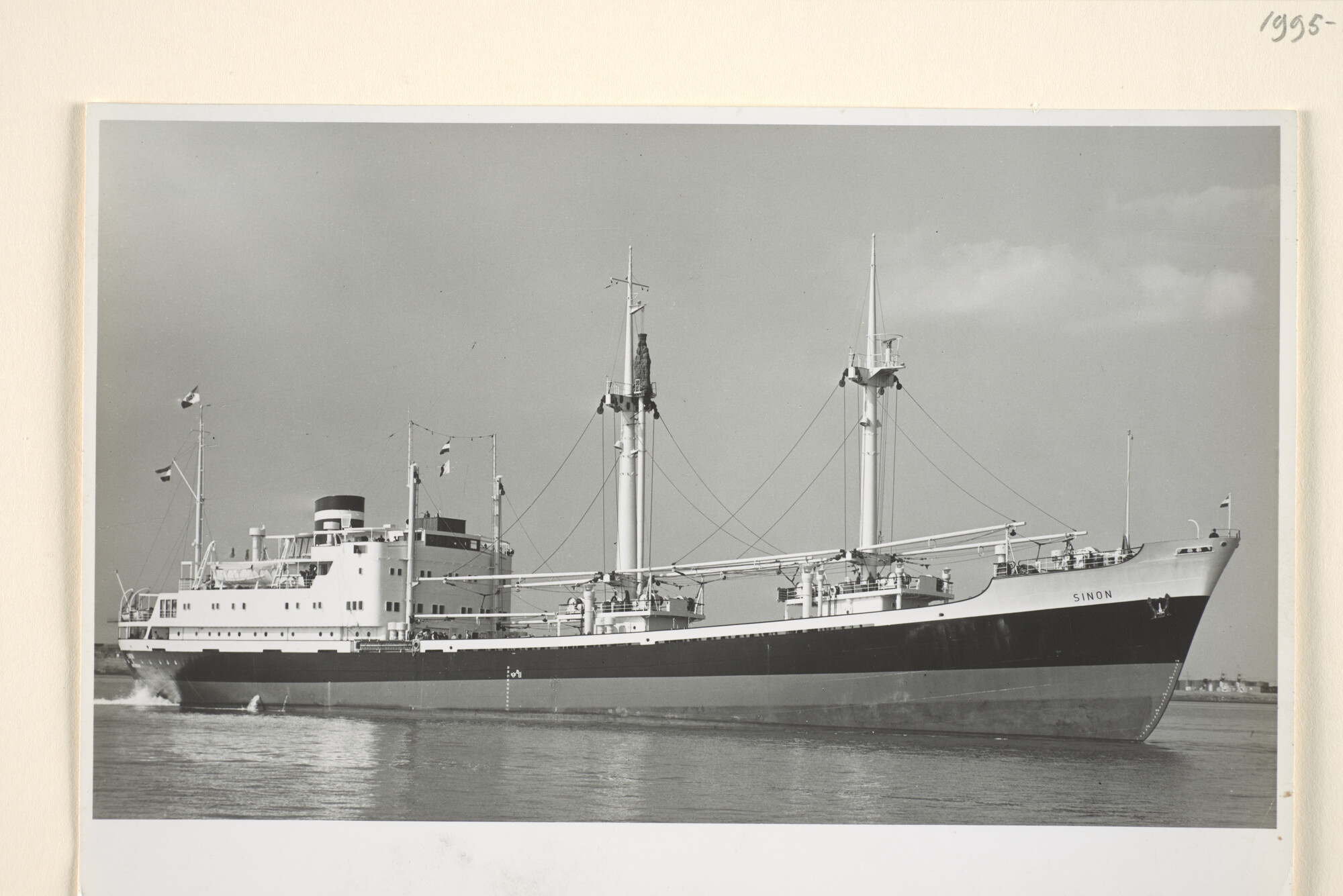 1995.6939; Het vrachtschip ms. 'Sinon' van de KNSM vermoedelijk gezien op het Noordzeekanaal; foto