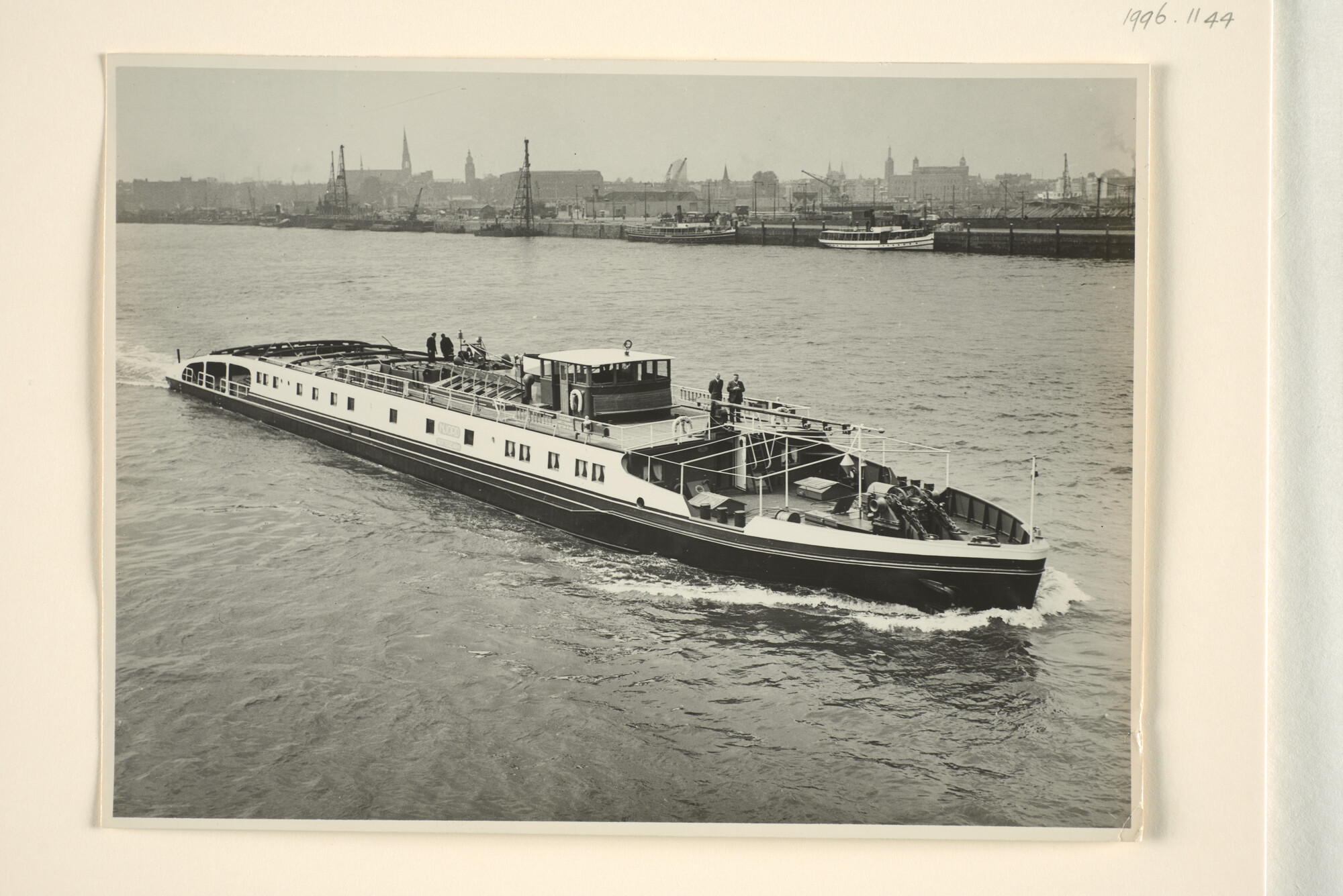 1996.1144; De riviersleepboot Njord van de Nederlandsche Rijnvaart Vereeniging gezien [...]; foto