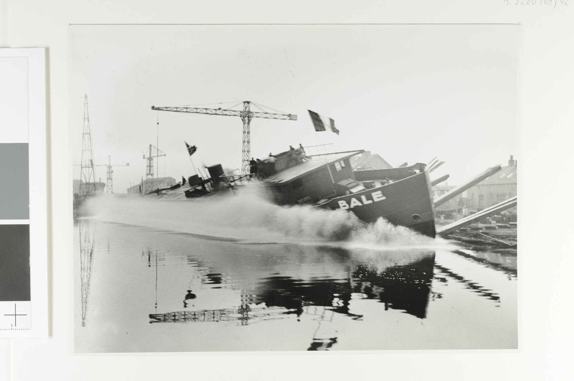 A.5260(08)02; De tewaterlating van de Franse Rijnsleepboot 'Bale' bij de werf van Gebroeders Niestern BV; foto