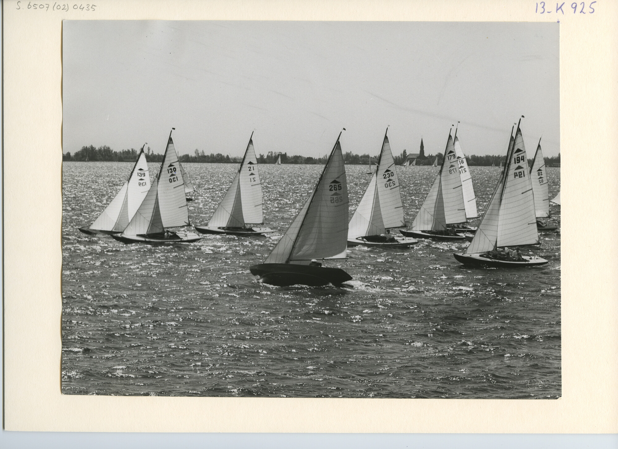 S.6507(02)0435.01; Zwart-wit foto van de Pampus-klasse tijdens een wedstrijd op de Westeinderplassen; foto