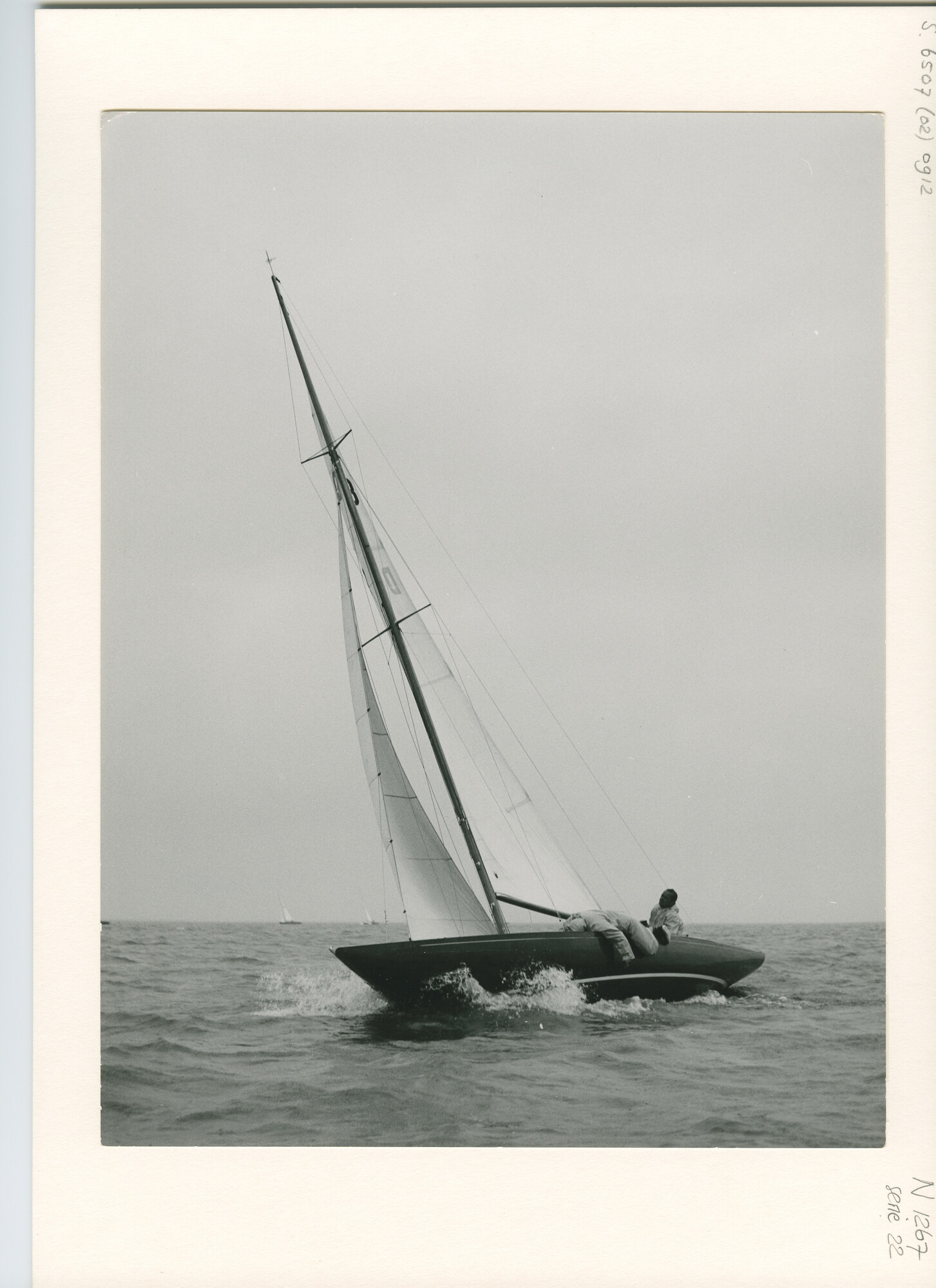 S.6507(02)0912.02; Zwart-wit foto van Draken op het IJsselmeer voor Muiden zeilende om de Internationale Dragon Gold Cup; foto
