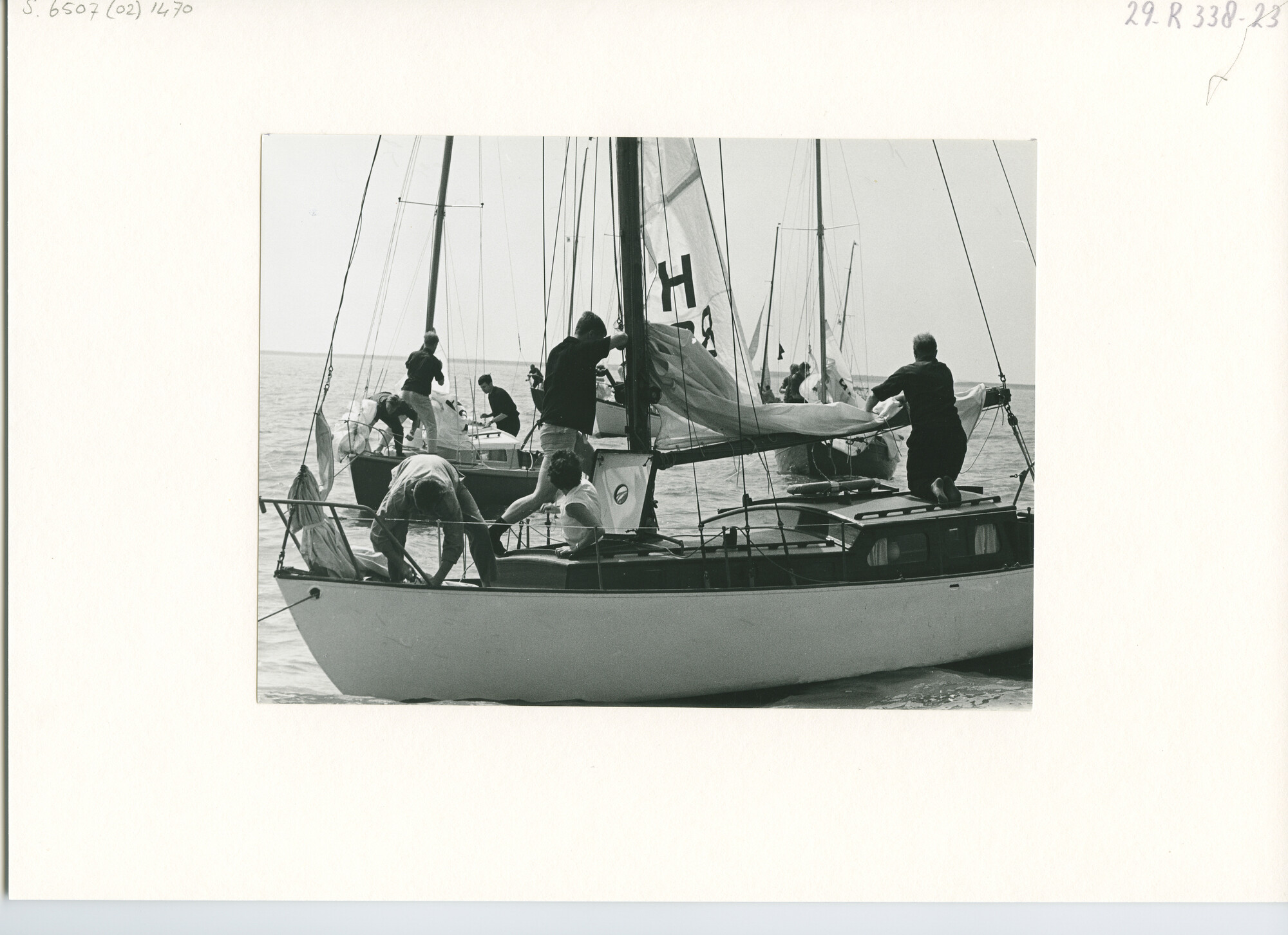 S.6507(02)1470.03; Zwart-wit foto van de aan de windse start van de 100-mijlrace 1964; foto