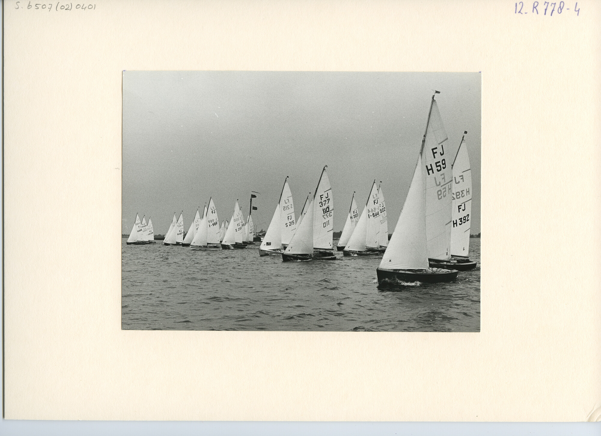 S.6507(02)0401.01; Zwart-wit foto van het Europees Kampioenschap Flying Juinor 1964 op de Loosdrechtse Plassen; foto