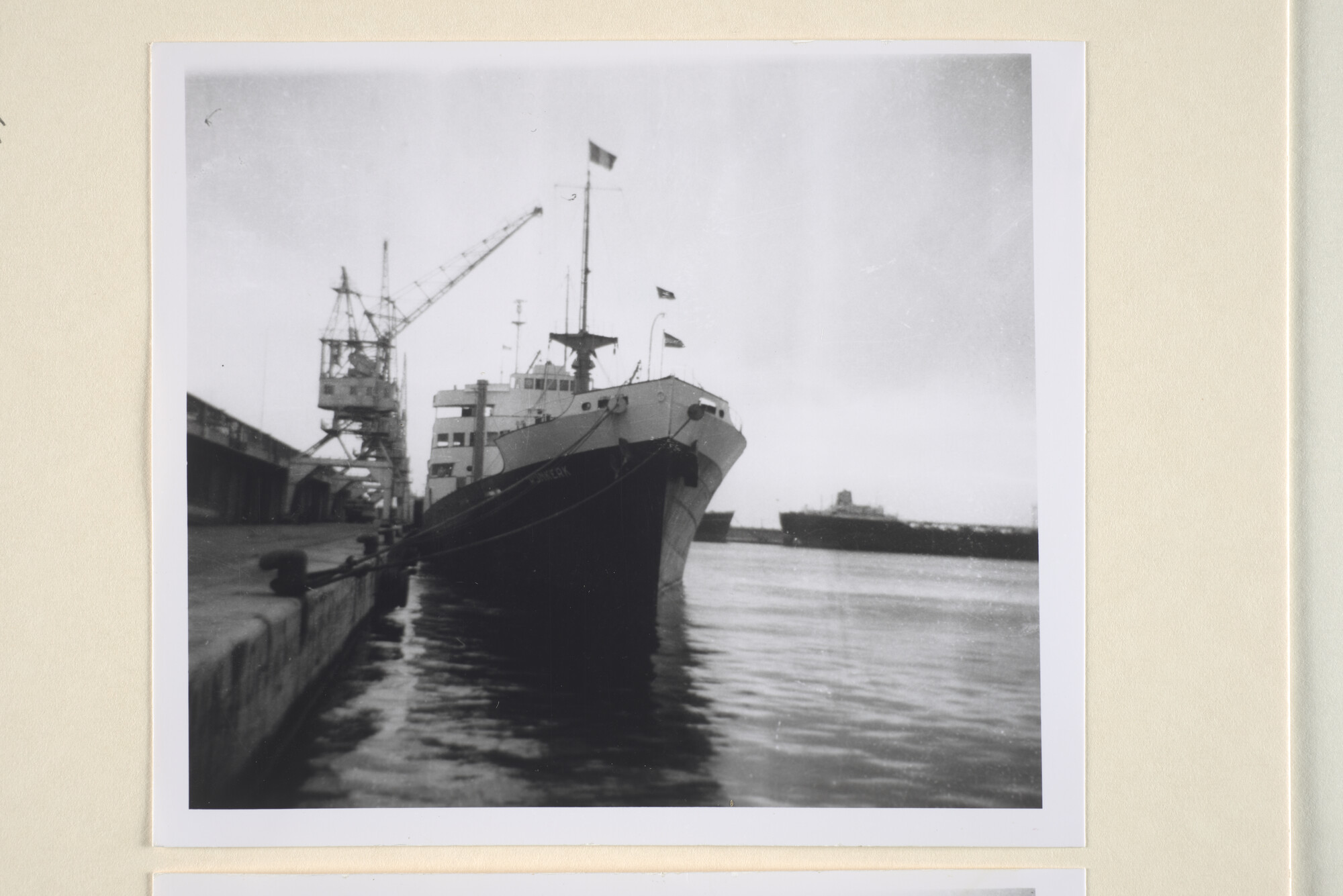 1995.5630; Negatieven van het vrachtschip (Empire-type) ms. 'Rijnkerk' van de VNS in de haven van Marseille; negatief