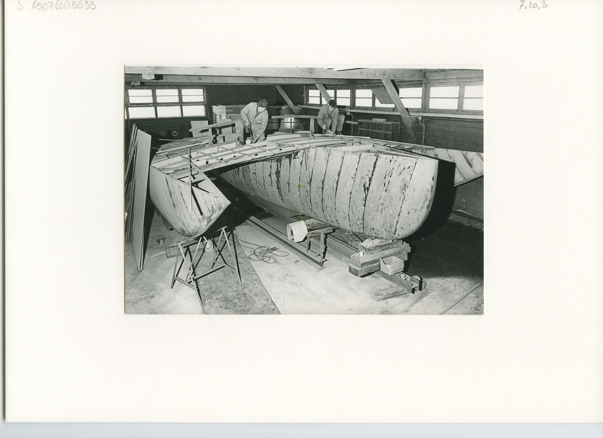 S.6507(01)5633; Op de jachtwerf "Akkrum" van de heer H. Houwink, is men bezig met de bouw van een trimaran.; foto
