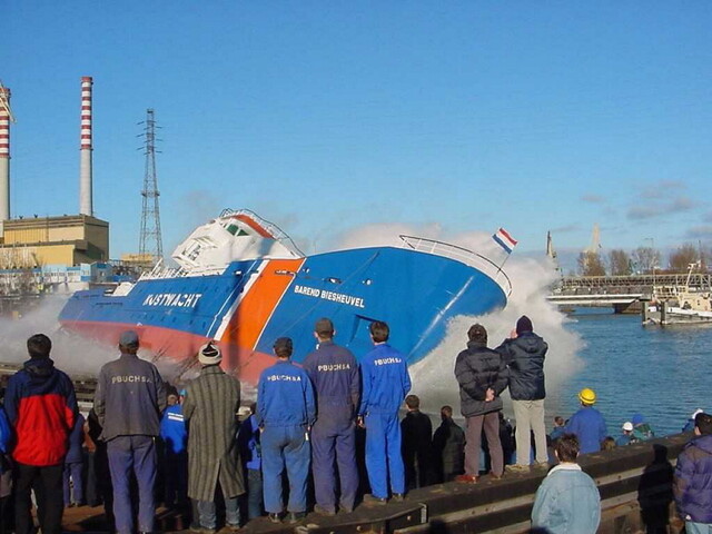 2001.2650; Kleurenfoto's van de tewaterlating van het visserij-inspectievaartuig 'Barend Biesheuvel' voor de AID; fotoreportage