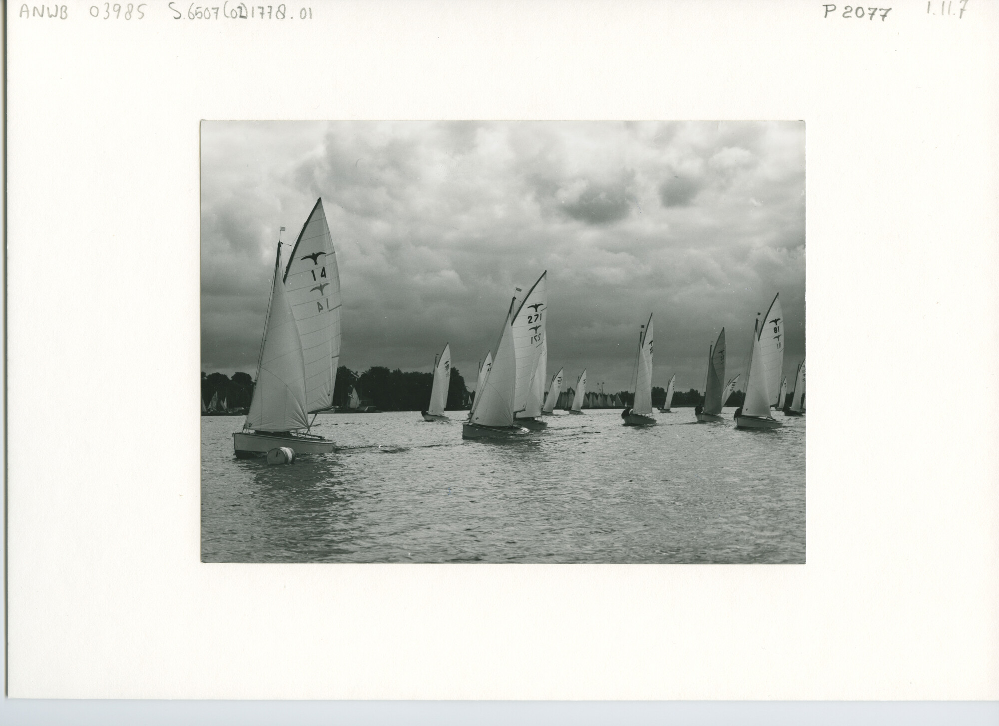 S.6507(02)1778.01; Zwart-wit foto van de Hollandweek I 1962: twaalfvoetsjollen op de Loosdrechtse Plassen; foto
