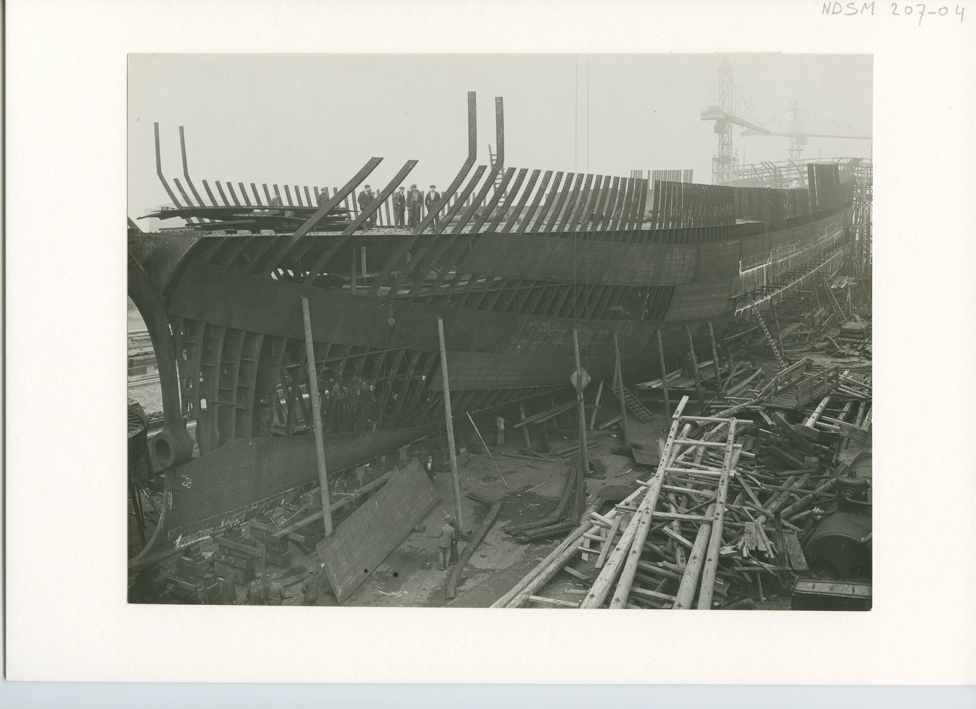 S.5444(0866); Foto van ms. Tajandoen in aanbouw bij de NSM; foto