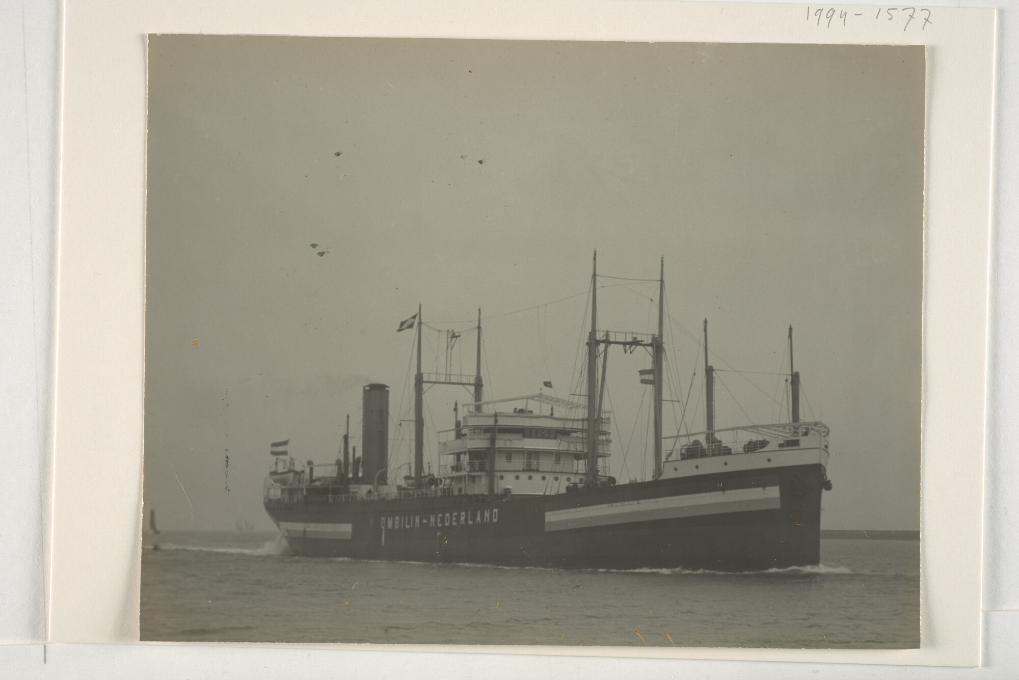 1994.1577; Het vrachtschip ss. 'Ombilin' bij het verlaten van de haven van IJmuiden op weg naar Nederlands Indië [...]; fotoreportage