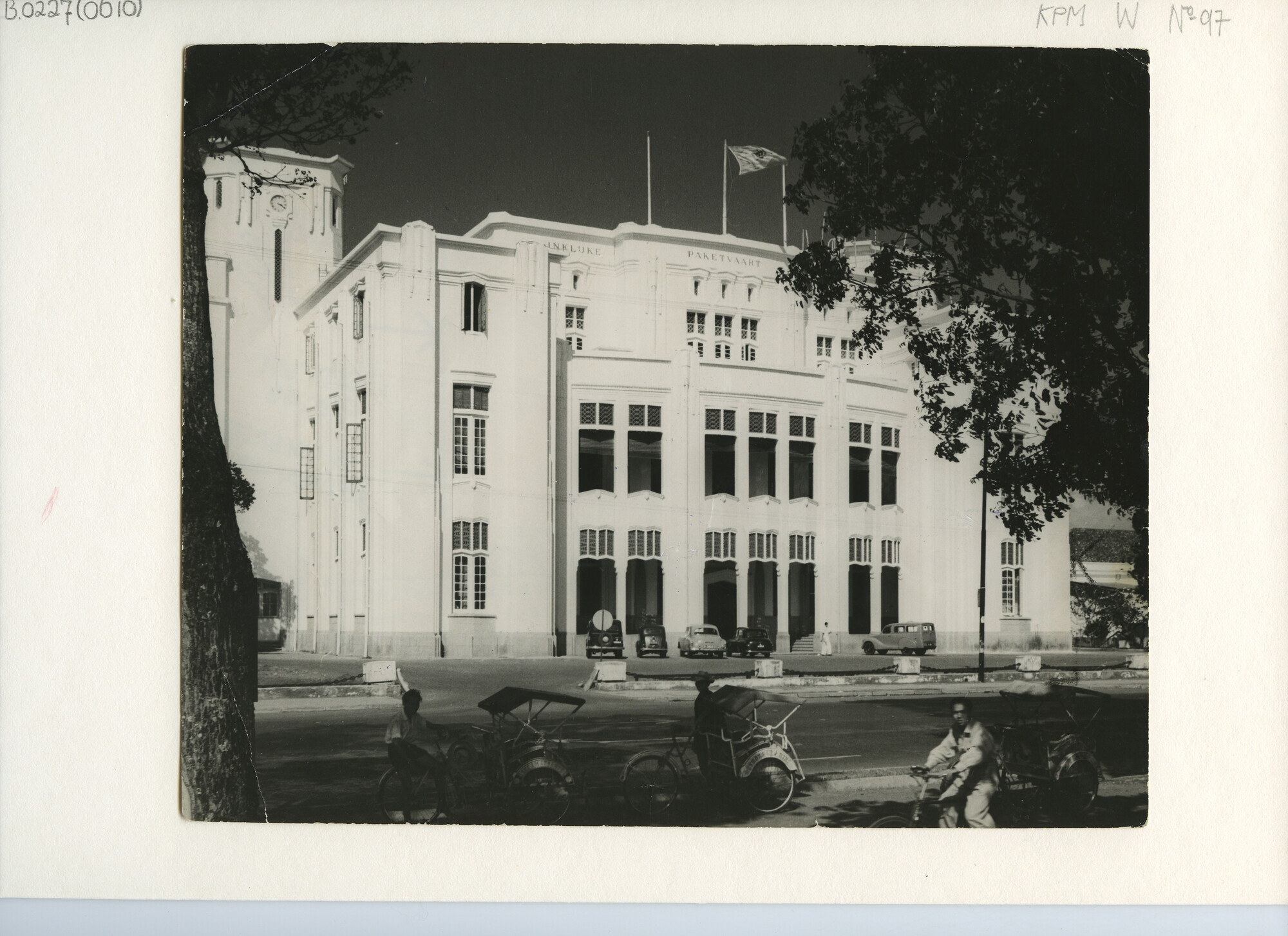 B.0227(0610); De voorzijde van het (nieuwe) hoofdkantoor van de KPM; foto