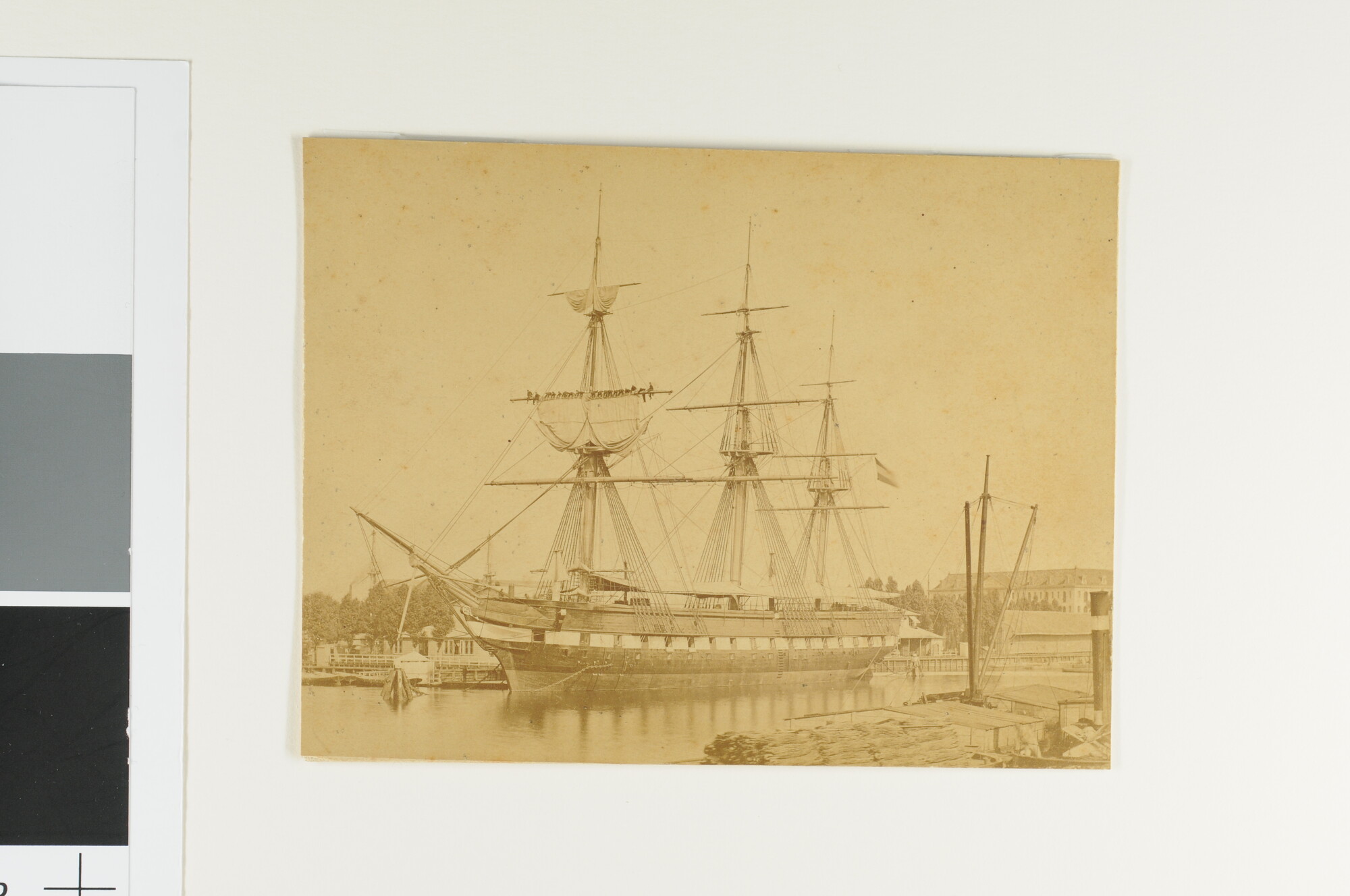 S.5284(08); Het wachtschip Hr.Ms. 'Admiraal van Wassenaer' liggend bij het Marine Etablissement te Amsterdam, gezien vanaf de Schippersgracht; foto