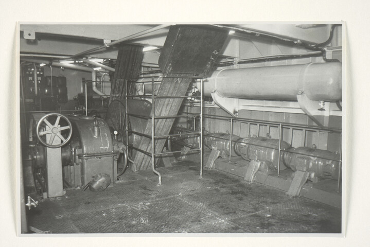 S.5219(12)0619; Interieurfoto's genomen aan boord van de cutterzuiger 'Gouda' van Zanen Verstoep NV; fotoreportage