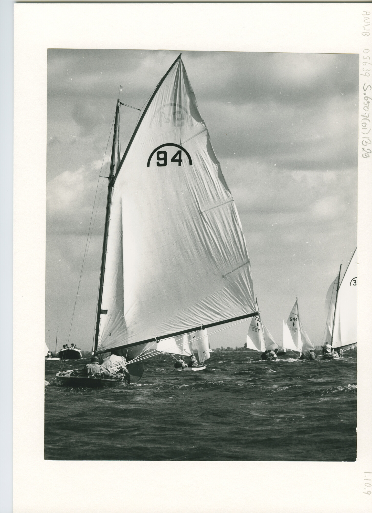 S.6507(01)1329; Sneekweek; regenboogklasse, met ondermeer nummer 94.; foto