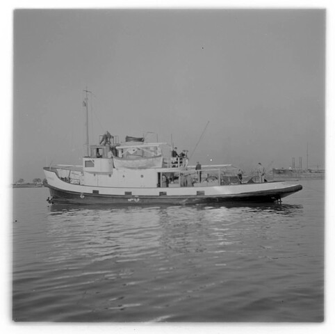 S.5219(12)0591a; Negatieven van de haven & zeesleepboot 'Flamingo' gebouwd op de helling van de Arnhemsche Stoomsleephelling Maatschappij (ASM); negatief