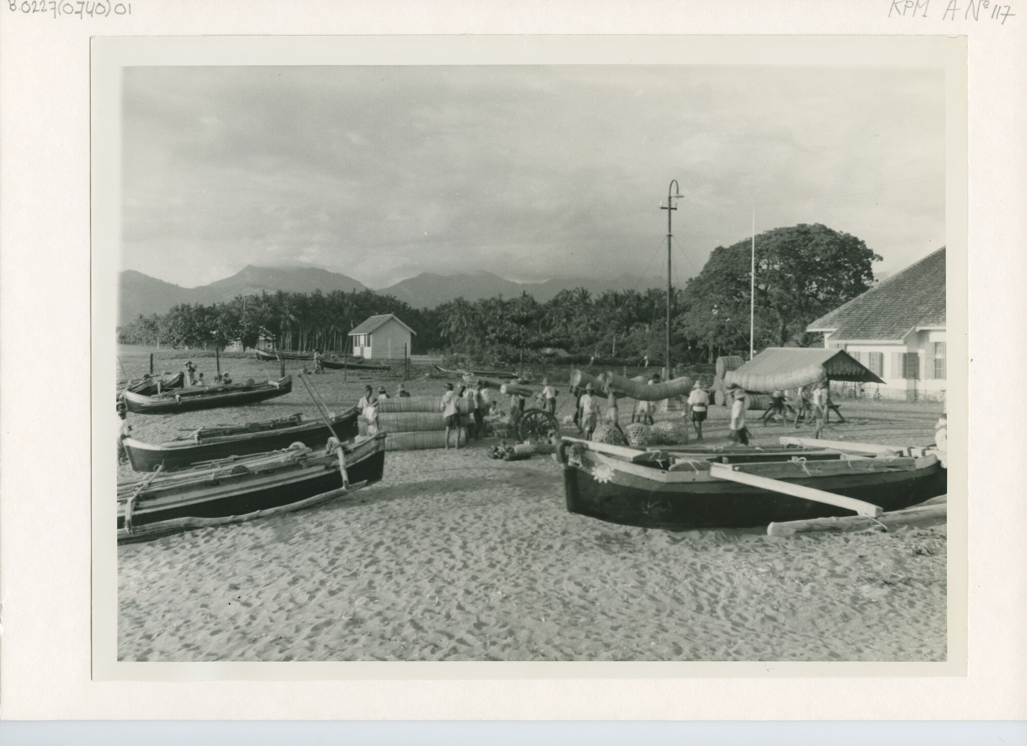 B.0227(0740)01; Foto van prauwen op het strand van Ampenan (Lombok); foto