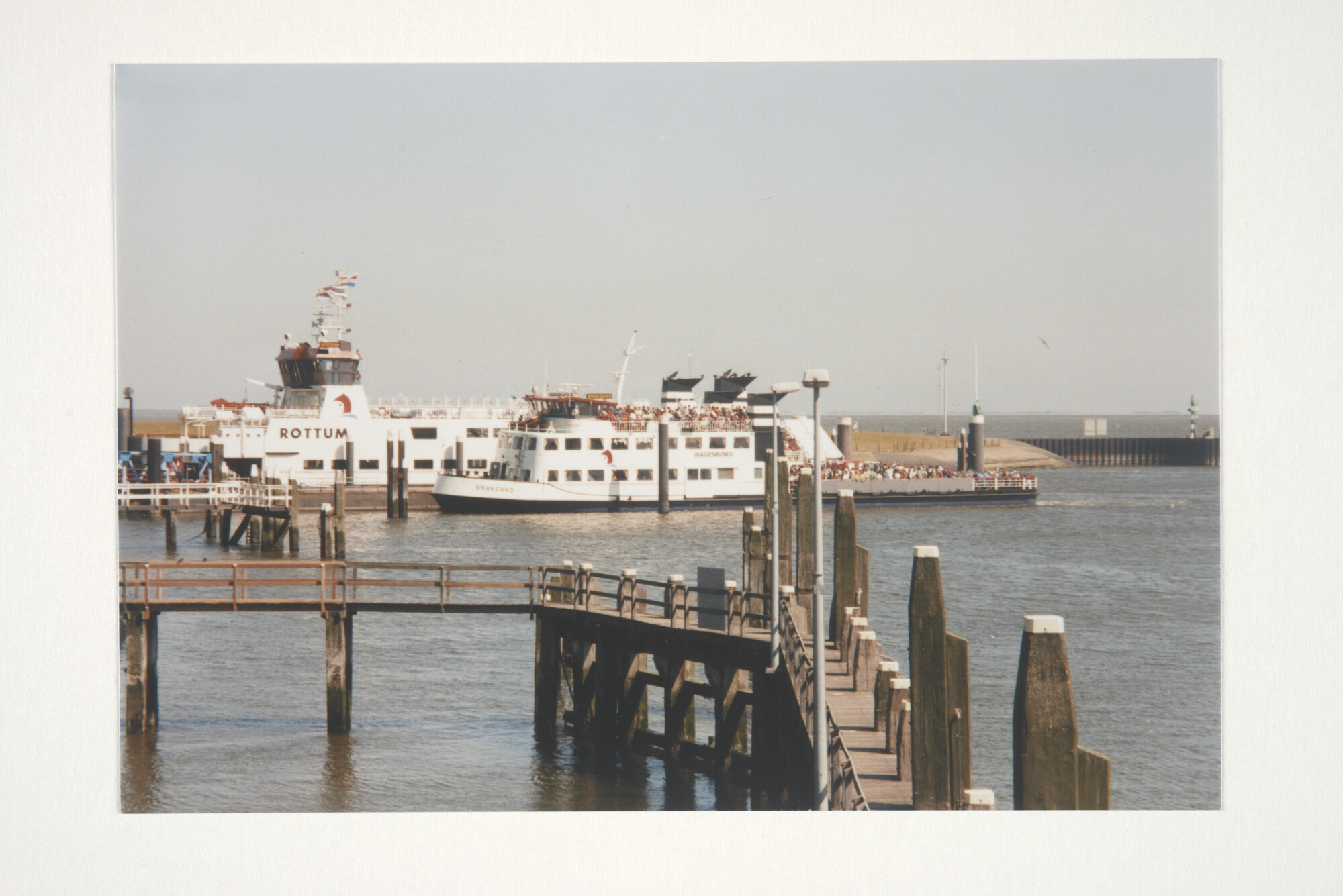 2000.0923; Kleurenfoto van de veerboten Rottum en Brakzand (ex- Prins Willem IV) van Wagenborgs Passagiersdiensten NV; foto