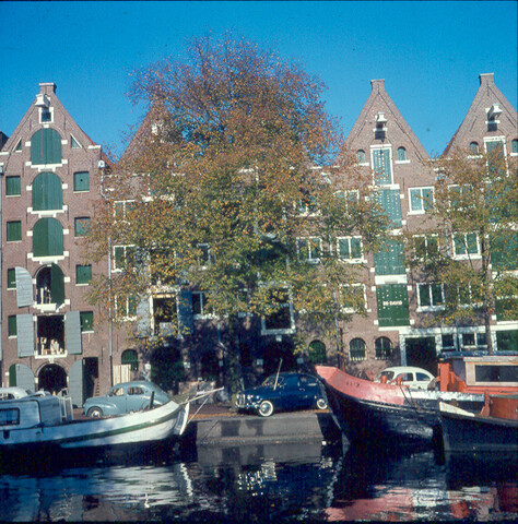 S.9100(1598); Dia van pakhuizen aan de Brouwersgracht, Amsterdam; diapositief