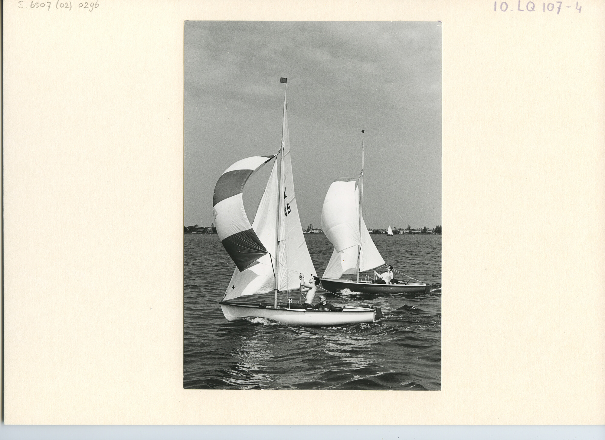 S.6507(02)0296.02; Zwart-wit foto van de Stern-klasse tijdens een wedstrijd van de KZ&RV Hollandia op het Braassemermeer, onder meer 45 (Brommertje, Steensma); foto