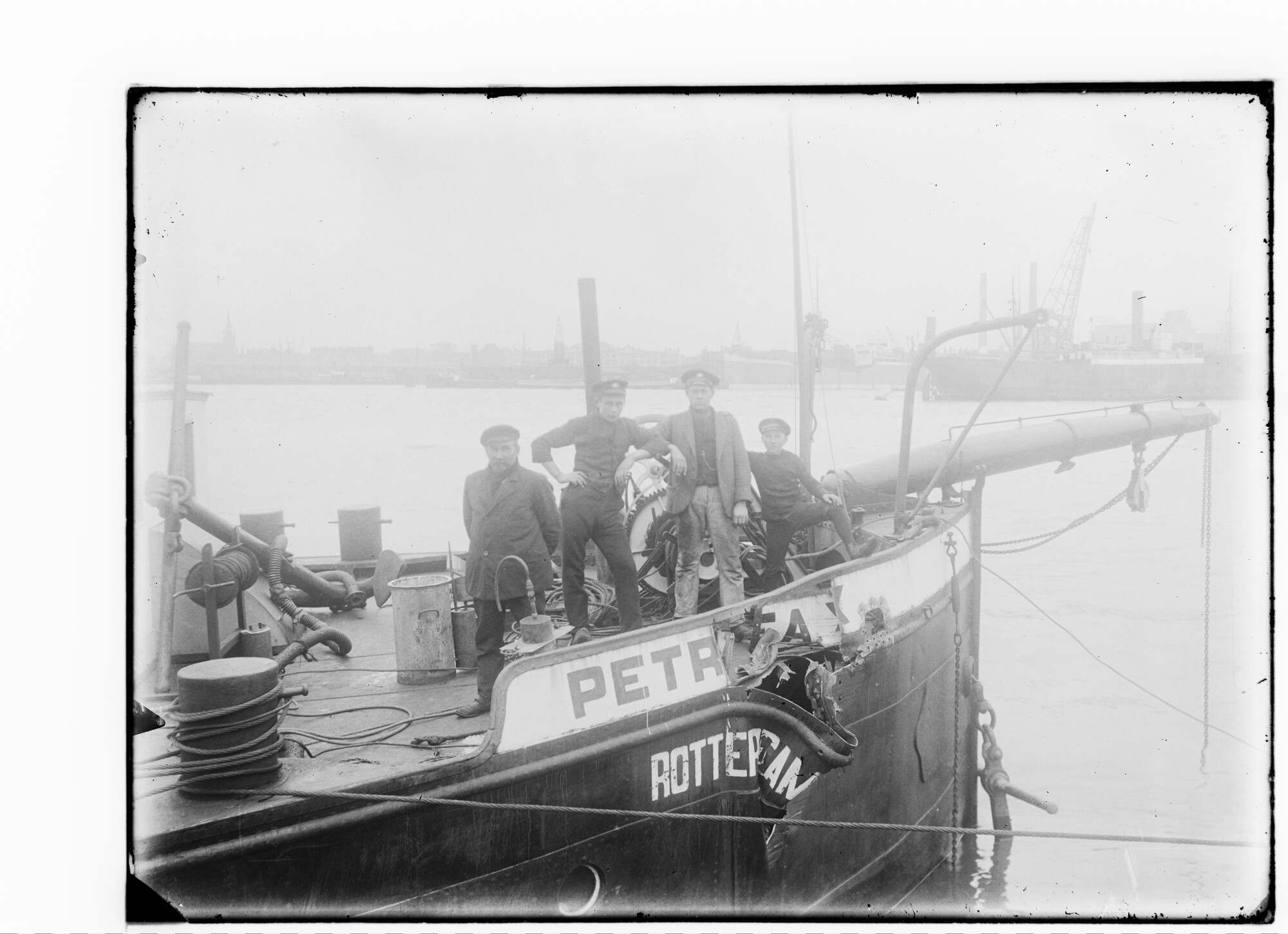 2018.1924; Glasnegatief van een voorschip Rijnlichter met schade aan de voorpiek; glasnegatief