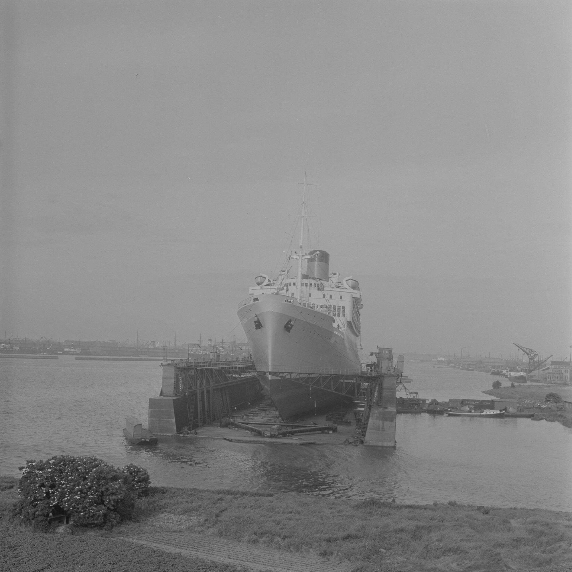 2015.1992; Negatief van ms. Oranje in het Hendrikdok van de ADM; negatief