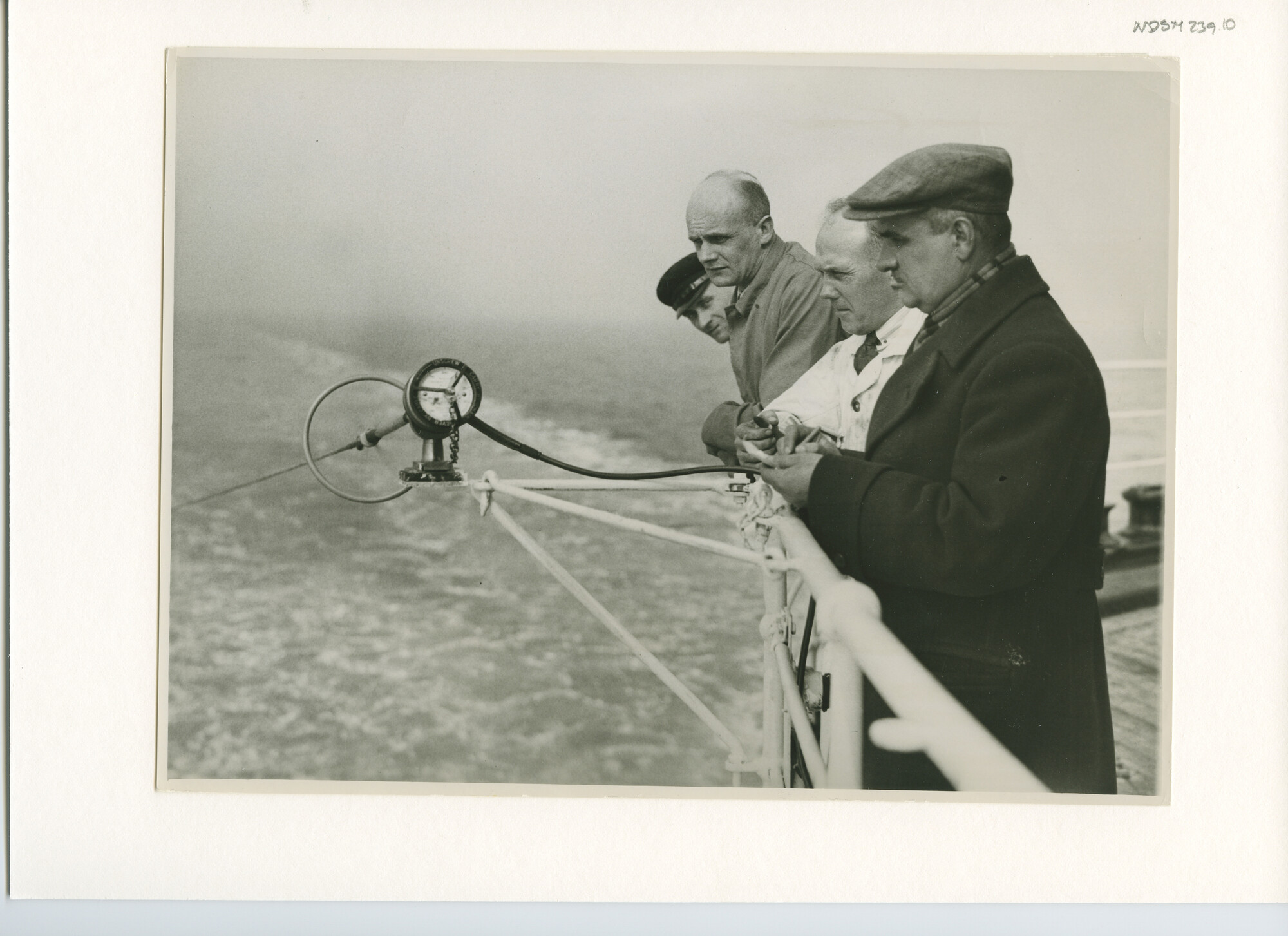 S.5444(1221)10; Foto van het vrachtschip ms. Kosarev tijdens de proefvaart; foto