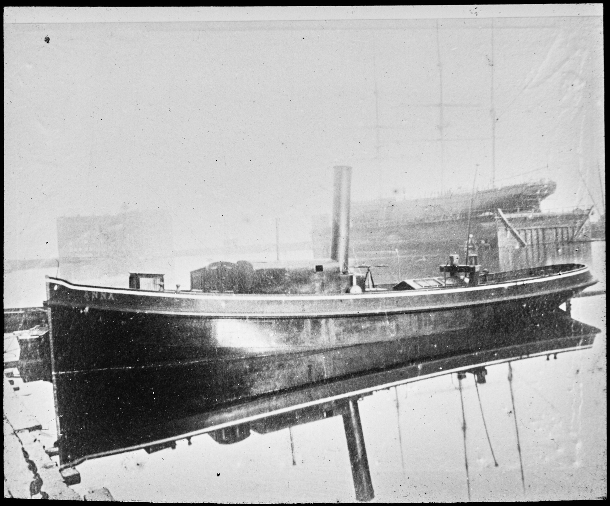 S.1156(06)009b; De ijzeren schroefsleepboot 'Anna' gebouwd op de werf van Jan F. Meursing aan de Grote Bickerstraat te Amsterdam, november 1883; lantaarnplaatje