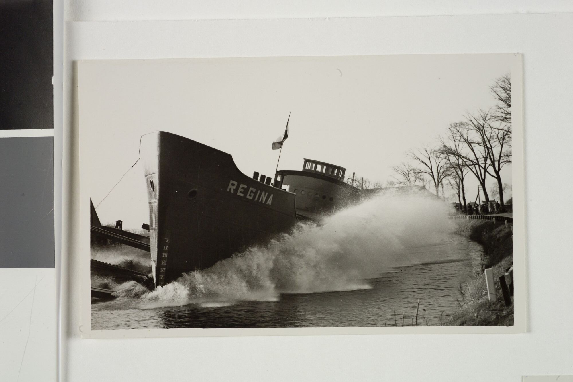 2001.1734; De tewaterlating van de coaster ms. 'Regina' van G. Leinenga (E; foto