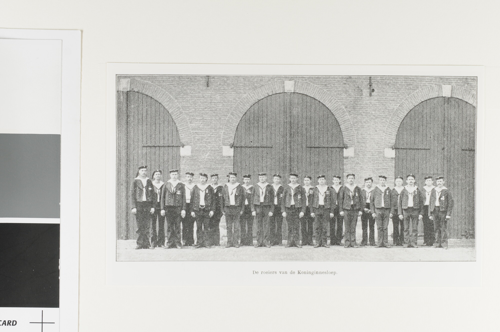 1993.5269; 'De roeiers van de koninginnesloep': Matrozen der 1e klasse afkomstig van het logementschip Hr.Ms. 'Buffel' te Hellevoetsluis; foto