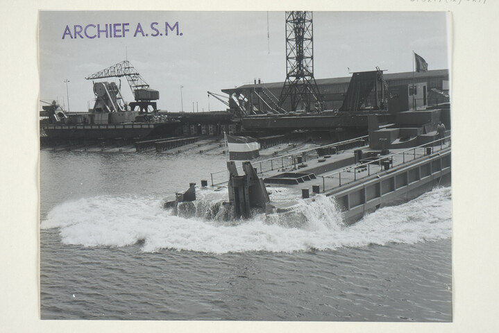 S.5219(12)0299; Foto's van de tewaterlating van het casco van de profiel- en bakkenzuiger 'Sliedrecht XV' gebouwd op de langshelling van de ASM; fotoreportage
