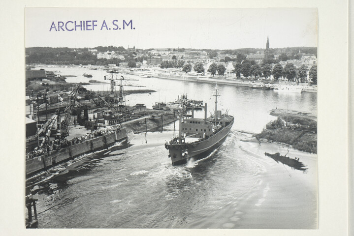 S.5219(12)0278; Foto's van de tewaterlating van het vrachtschip ms. 'Vliestroom' van de Hollandsche Stoomboot Maatschappij (HSM), gebouwd op de langshelling van de ASM; fotoreportage