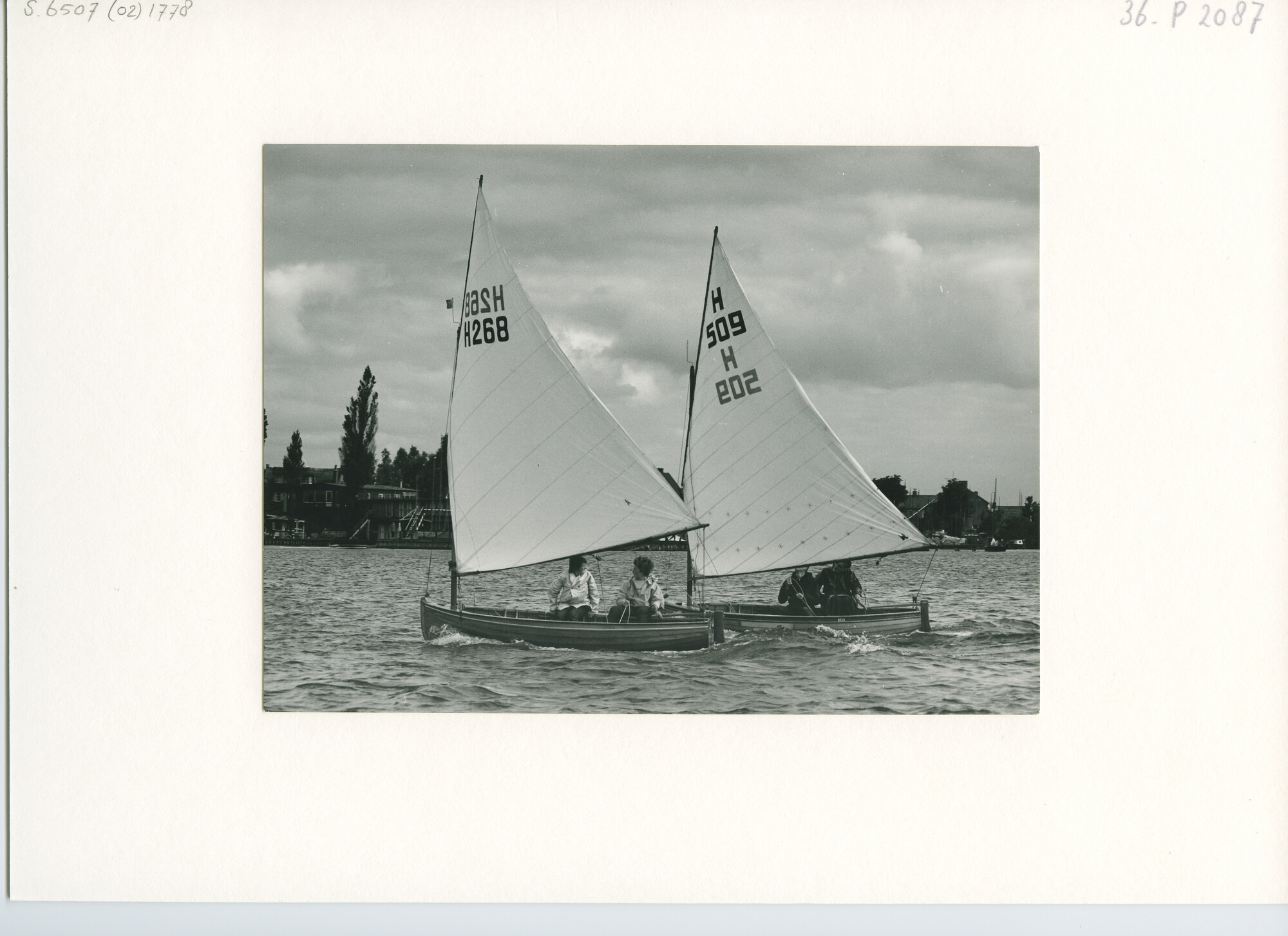 S.6507(02)1778.03; Zwart-wit foto van de Hollandweek I 1962: twaalfvoetsjollen op de Loosdrechtse Plassen; foto