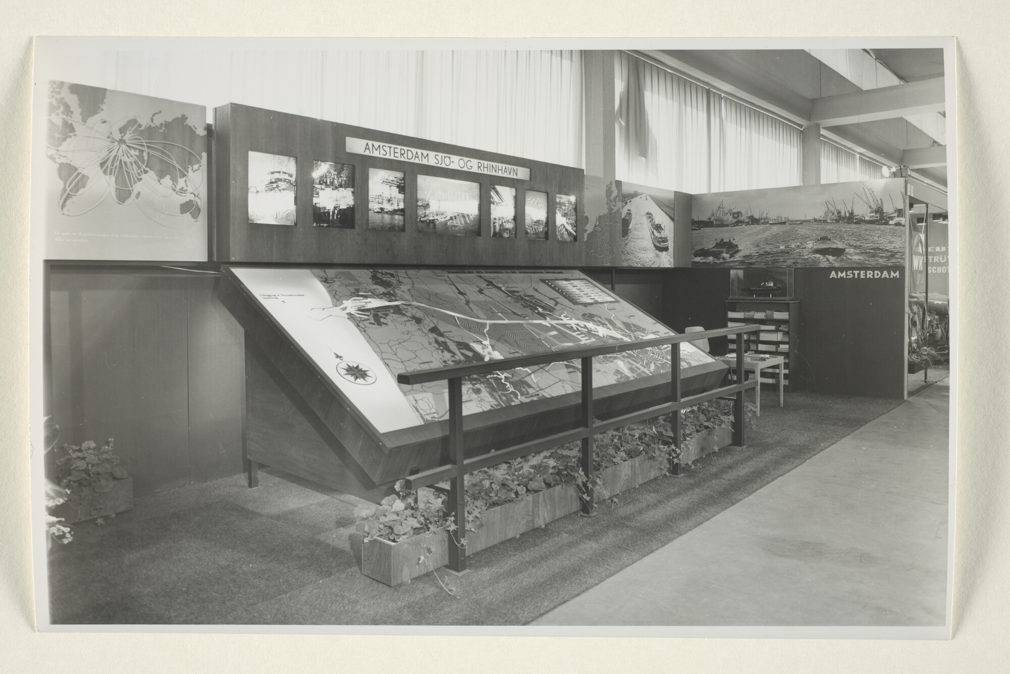 1998.0018; De stand van de Vereniging De Amsterdamsche Haven met een maquette van de [...]; foto