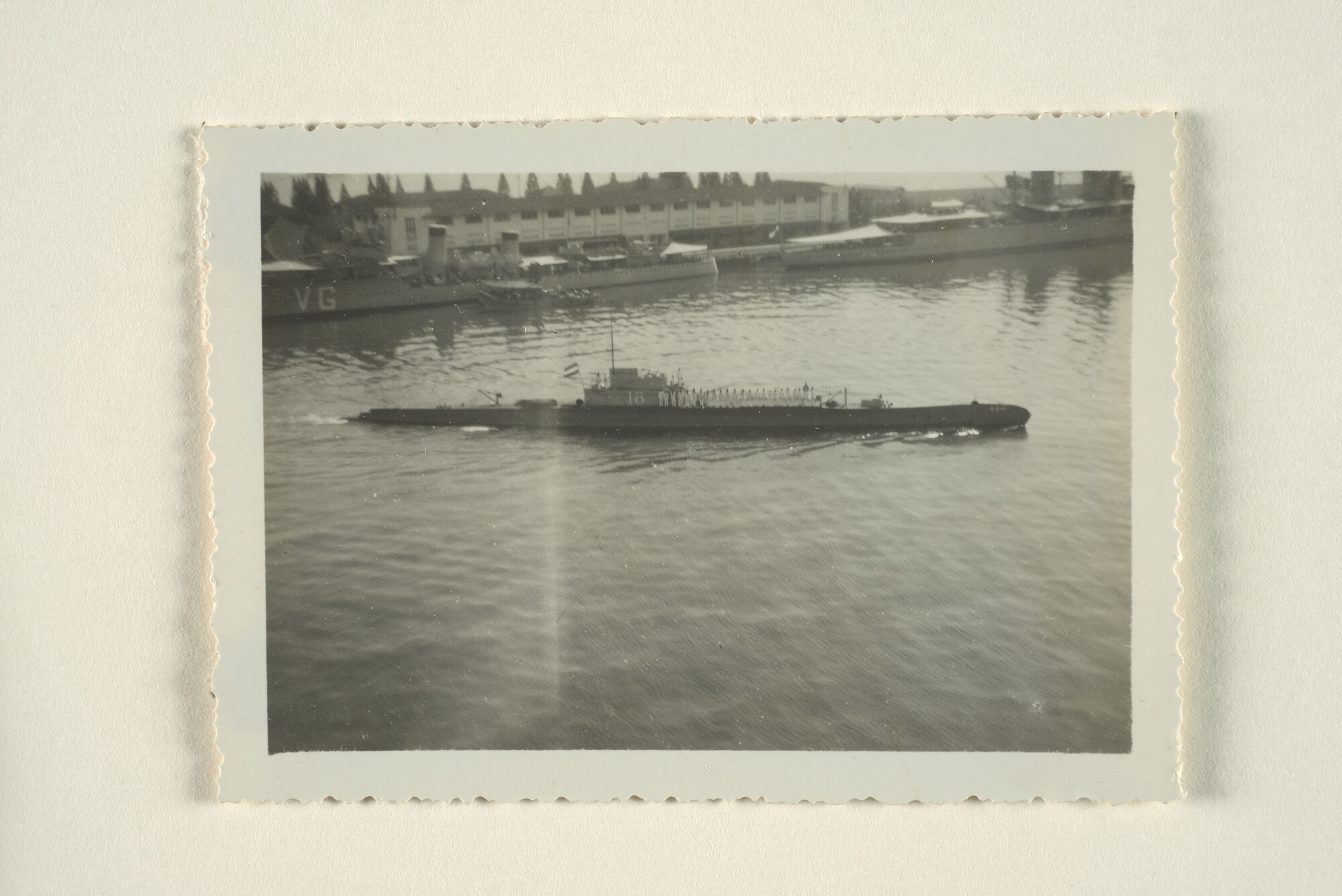 1994.7385; Fotos van de aankomst van de onderzeeboot Hr.Ms. K XVIII in Soerabaja [...]; fotoreportage