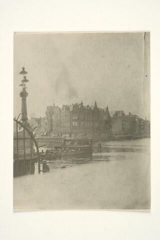 S.7143(1344)a; Gezicht op de gevel van de Kweekschool voor de Zeevaart, hoek Prins Hendrikkade en Schippersgracht te Amsterdam; foto
