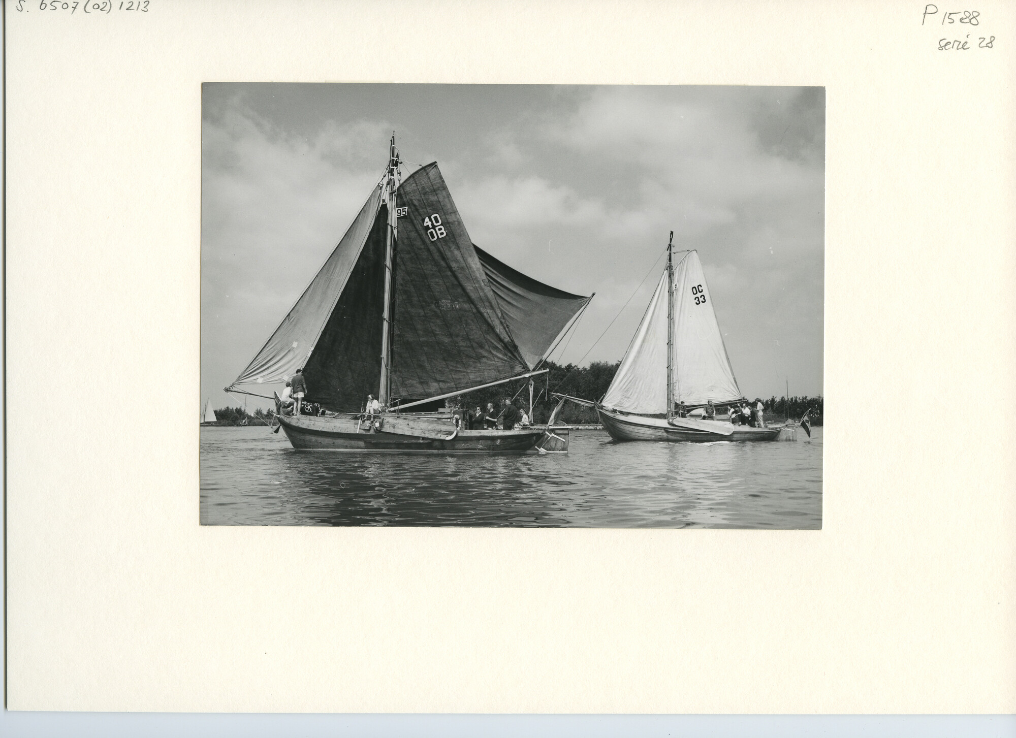 S.6507(02)1213.02; Zwart-wit foto van de een wedstrijd voor ronde en platbodemjachten op de Westeinderplassen, 1962; foto