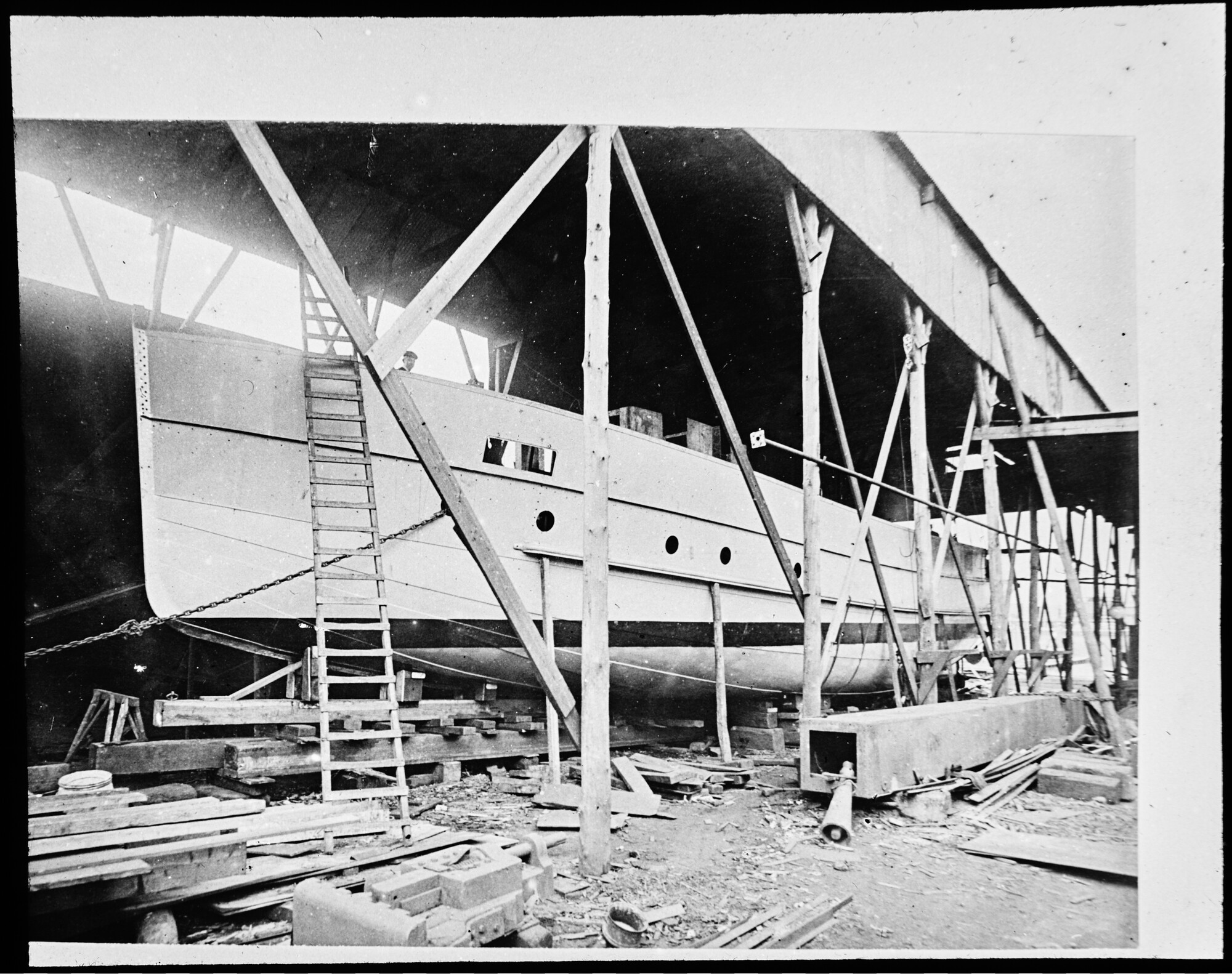 S.1156(06)036-1; Het stoomschip 'Christiaan Brunings' in aanbouw op de werf van Jan F. Meursing, vlak voor de tewaterlating, juni 1900; lantaarnplaatje