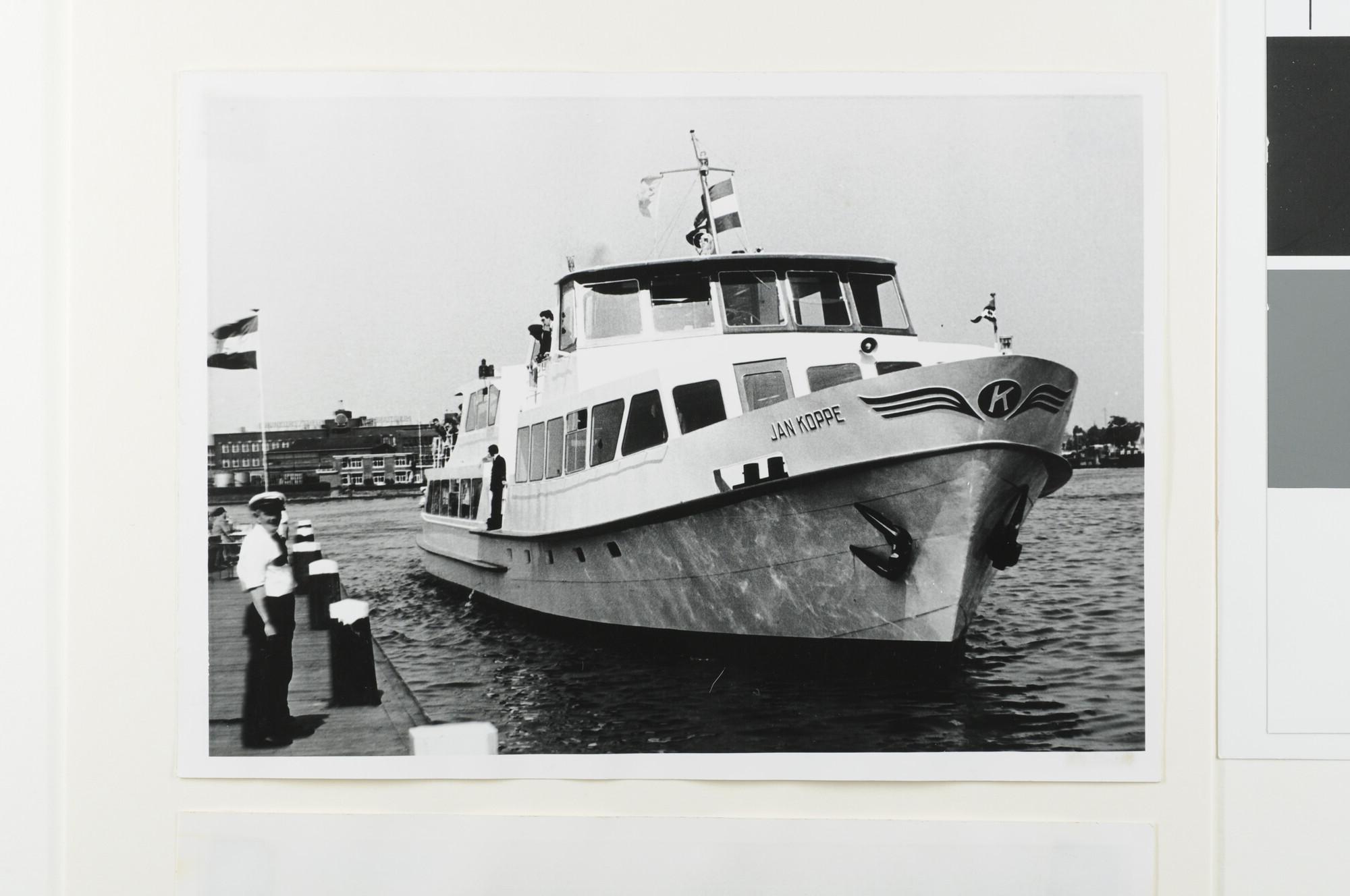 S.4360(06)25; Het passagiersschip ms. Jan Koppe van Reederij Koppe in Amsterdam legt aan [...]; foto