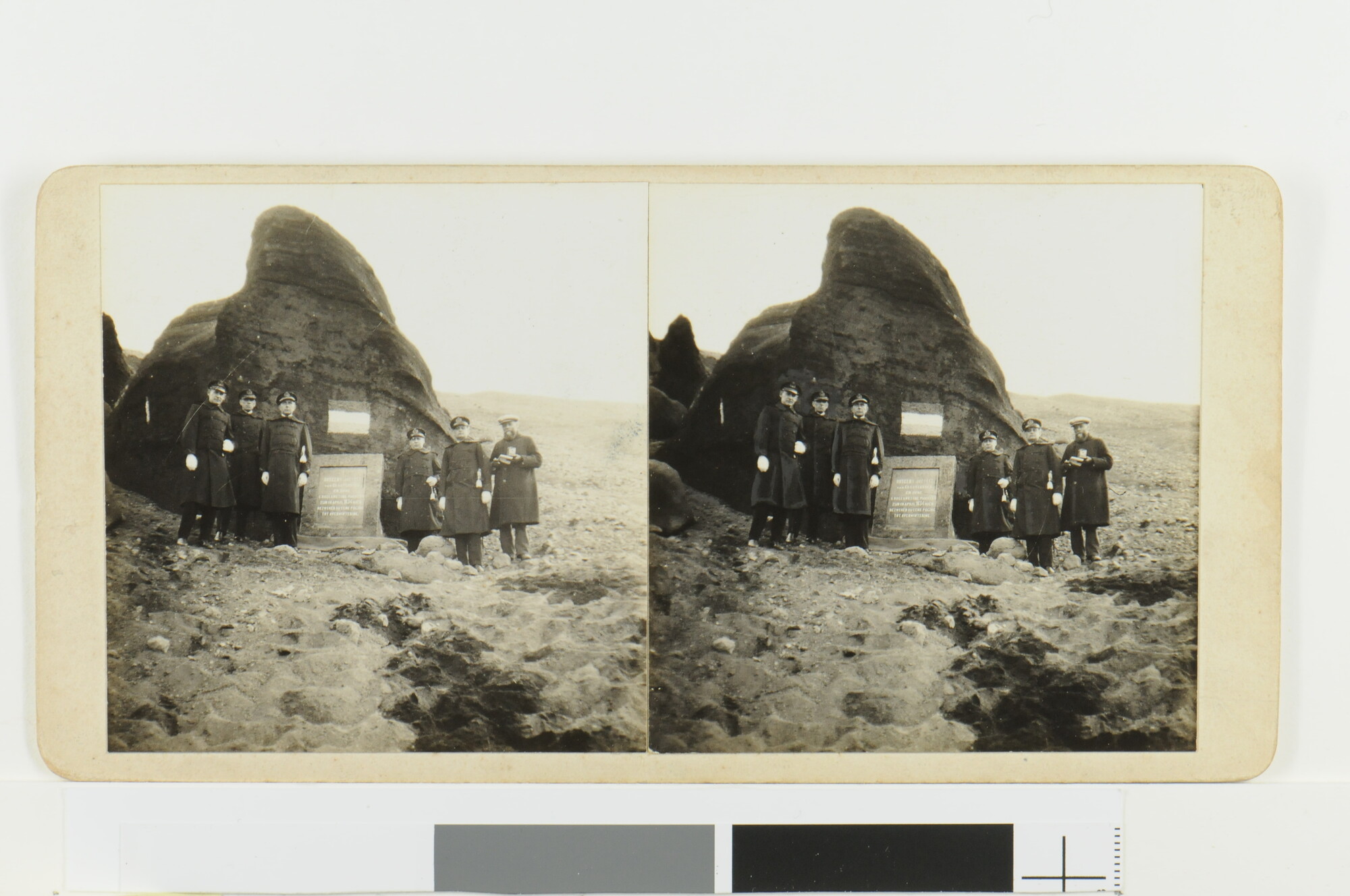 S.1108(163); De onthulling van de gedenksteen, tijdens de Nautilus expeditie, te Seven Hollander Bay; fotoreportage